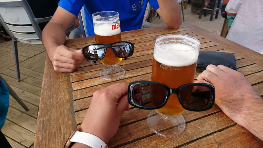 Mit dem Zug unterwegs - Sant Pere Pescador Beach Bar - Bier und Sonnenbrille (c) ausgeglichen unterwegs